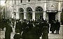 Folla davanti teatro Verdi la mattina dopo il bombardamento aereo 1918 (Daniele Zorzi)